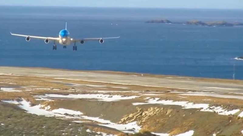 Cómo es el aterrizaje de avión más exigente de Argentina